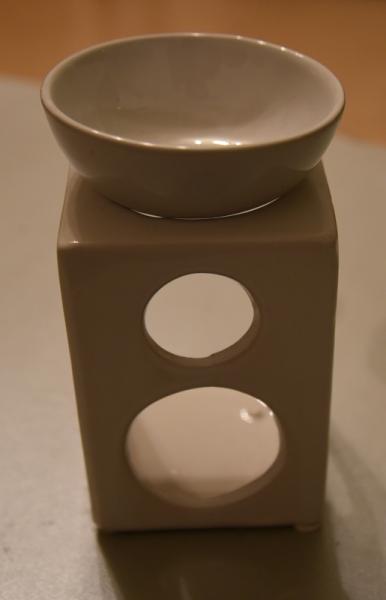 Duftlampe mit runden Öffnungen weiß